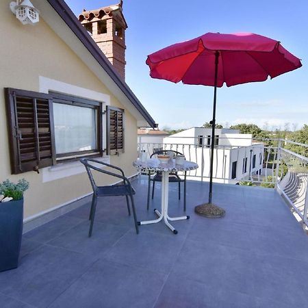 Einfache Wohnung Silva Mit Terrasse Bašanija Exterior foto