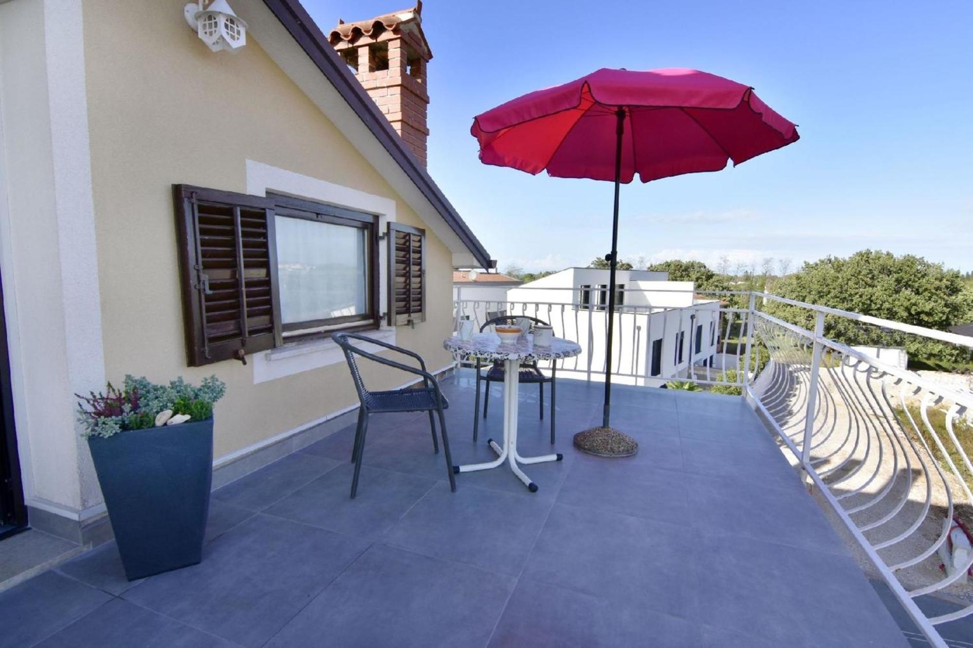 Einfache Wohnung Silva Mit Terrasse Bašanija Exterior foto